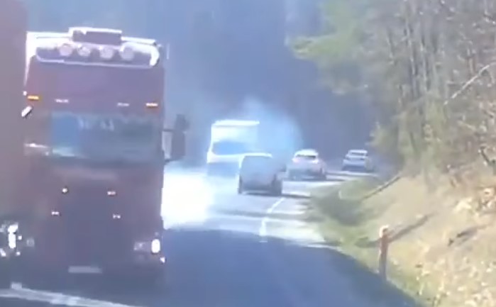 STRAVIČNO! AUTOMOBILI PRETICALI KAMION PREKO duple linije i nepregledne krivine: Sudar bio neizbježan (VIDEO)