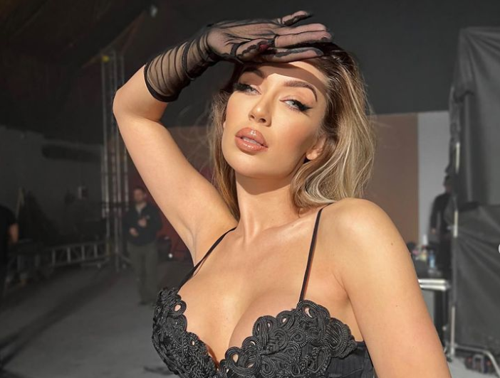 TEA TAIROVIĆ ZAPALILA MREŽE VRELIM SELFIJEM IZ KREVETA Pjevačica u tigrastom kupaćem mami uzdahe (FOTO)