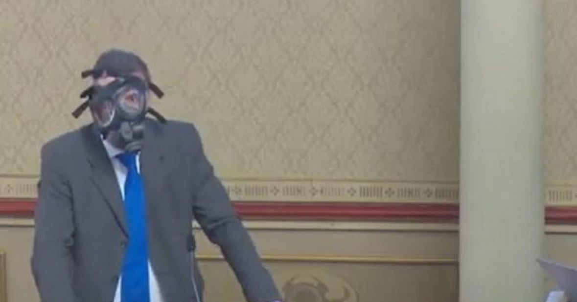ŠTITI SE OD SMRADOVA?! Hrvatski zastupnik na sjednicu došao sa gas maskom