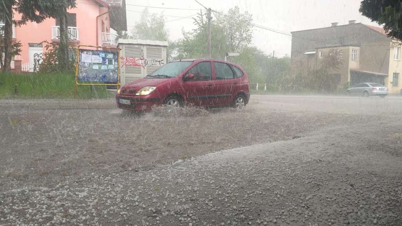 SNAŽNO NEVRIJEME POGODILO TUZLU! Bujične vode opasno prijete stanovništvu