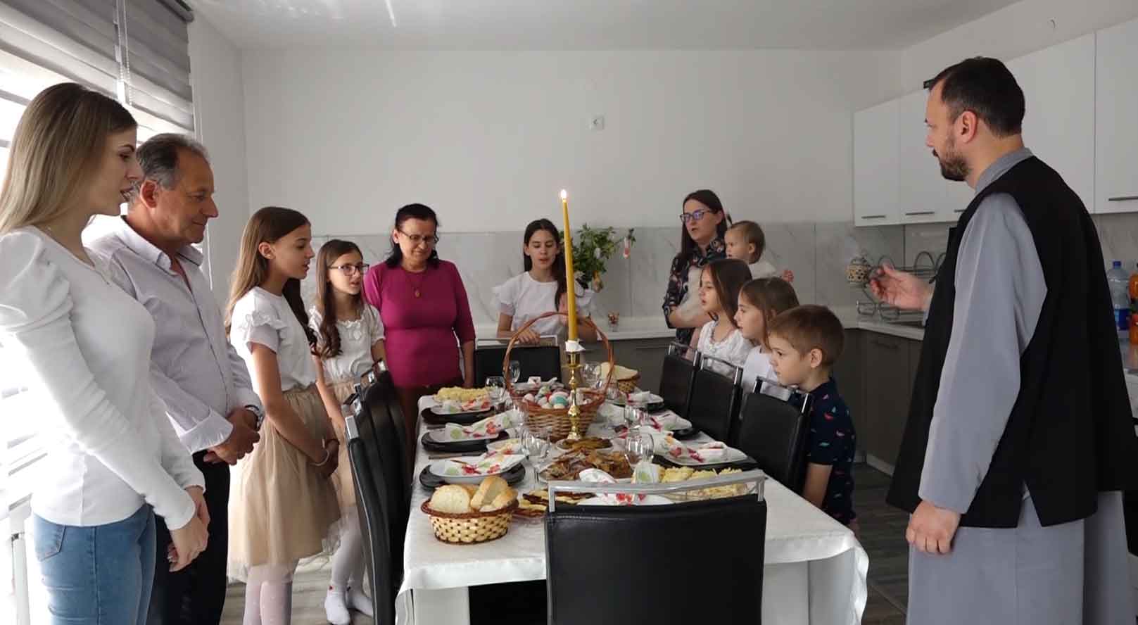 LJEPOTA I BOGATSTVO DANAŠNJEG DANA! Vaskrs u devetočlanoj svešteničkoj porodici Savić u Vrućici kod Teslića