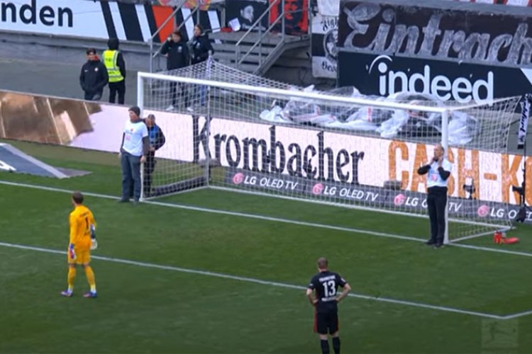 NOVO VEZIVANJE ZA STATIVU, ovoga puta u Bundesligi (VIDEO)