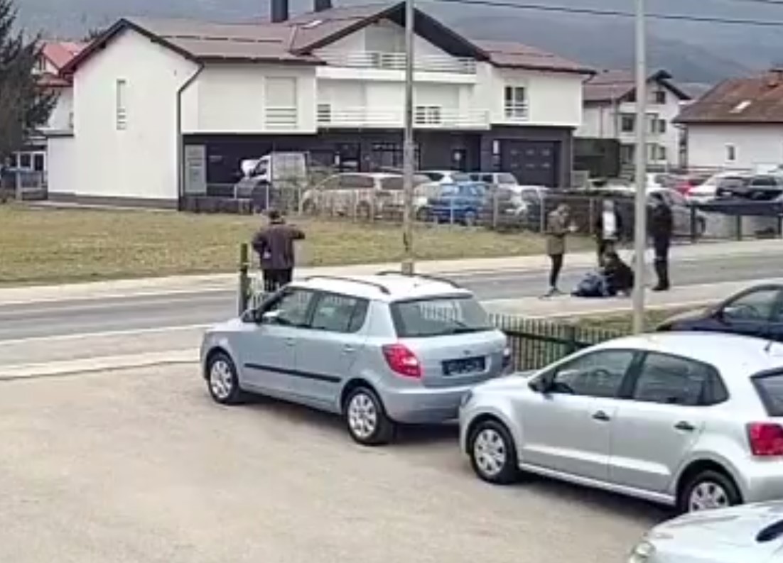 (UZNEMIRUJUĆI VIDEO) ZASTRAŠUJUĆE Dječaka udario autom, odbacio ga dva metra