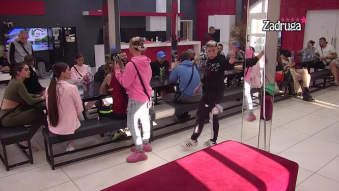 HAOTIČNO U "BELOJ KUĆI" Završilo se jedno prijateljstvo na mučan način (VIDEO)
