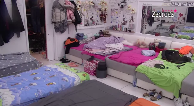 DALILA STAVILA MASKU PREKO OČIJU da ne gleda nikoga, pa se ušuškala u svoj krevet! (VIDEO)