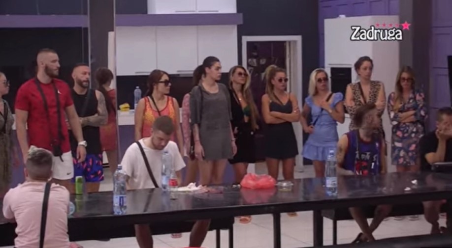 NIKO OVO NIJE SLUTIO! Zadrugari brzo potrčali ka bazenu čim su čuli o kom izazovu je riječ! (FOTO)