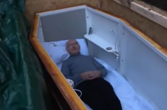 MUŠKARAC ŽIV SAHRANJEN: Kada je ustao iz groba, imao je da kaže samo jedno (VIDEO)