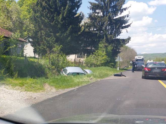 SAOBRAĆAJKA NADOMAK BANJALUKE: Automobil sletio u kanal, policija na terenu