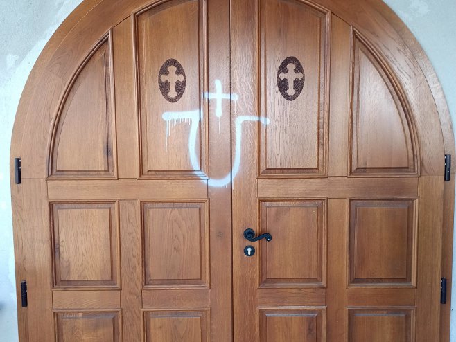 HRVATI SKRNAVE SVETINJU! Ustaški grafiti na pravoslavnoj crkvi u Petrinji