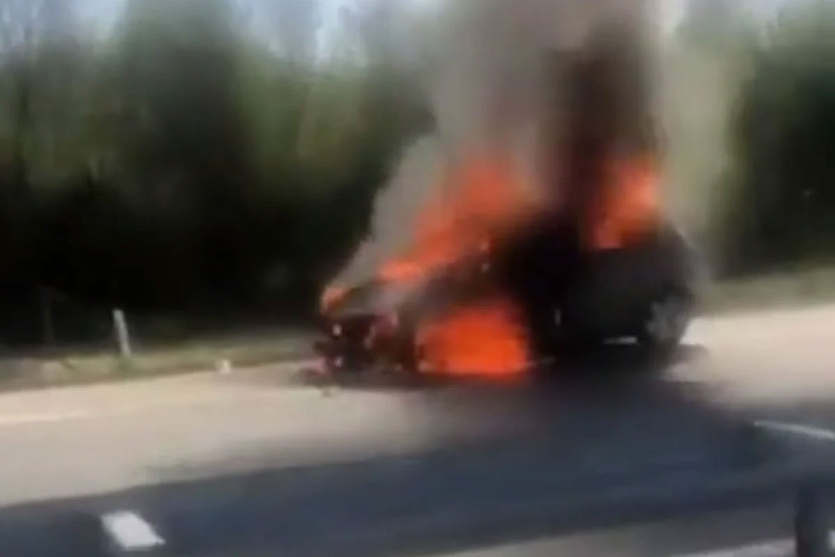 VATROGASCI NA TERENU! Gori automobil na autoputu Banjaluka - Doboj