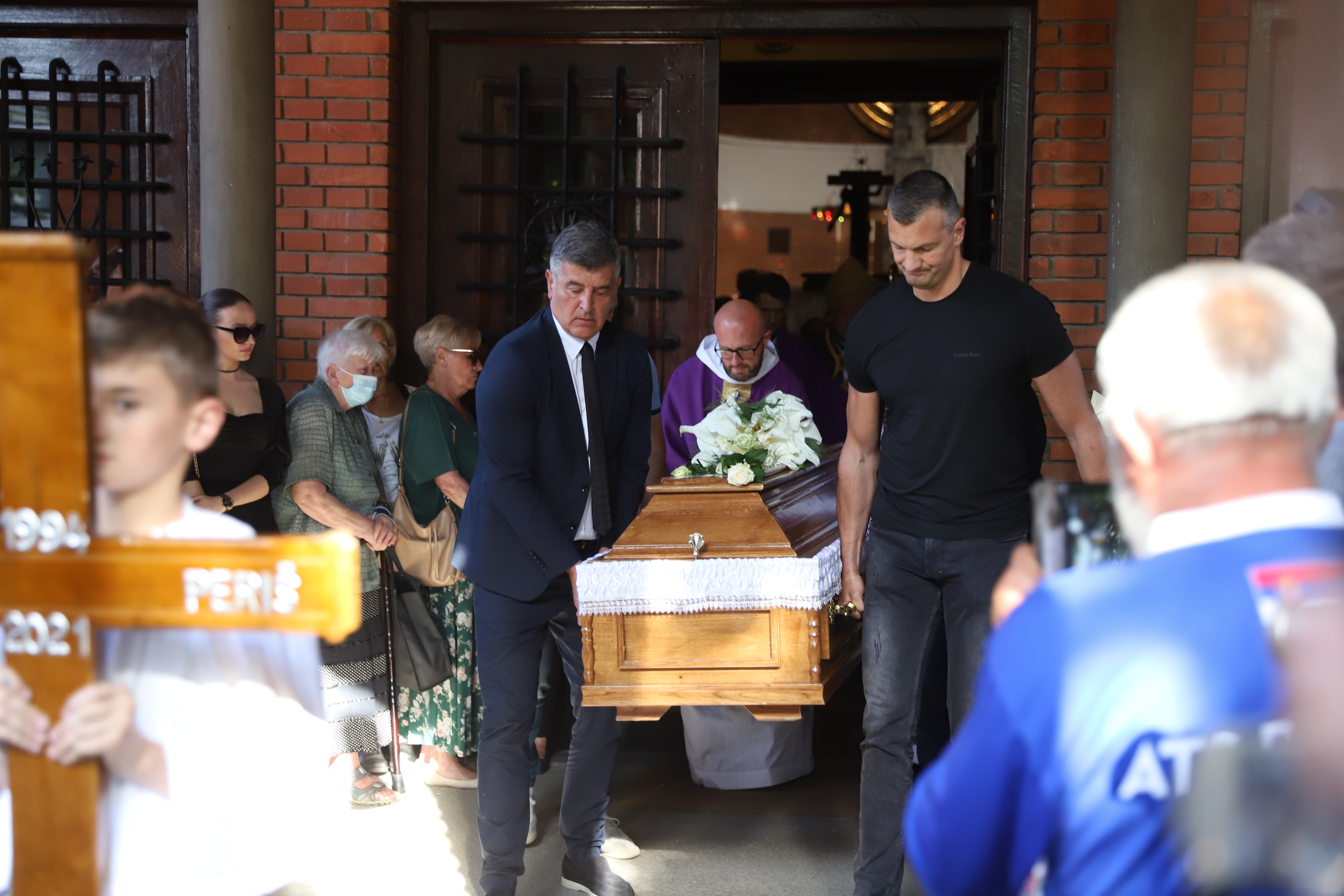 ZA MATEJA OSTAVLJENO 27 RUŽA NA SANDUKU Bolan prizor slama srca, a evo kakvu simboliku nosi (FOTO/VIDEO)