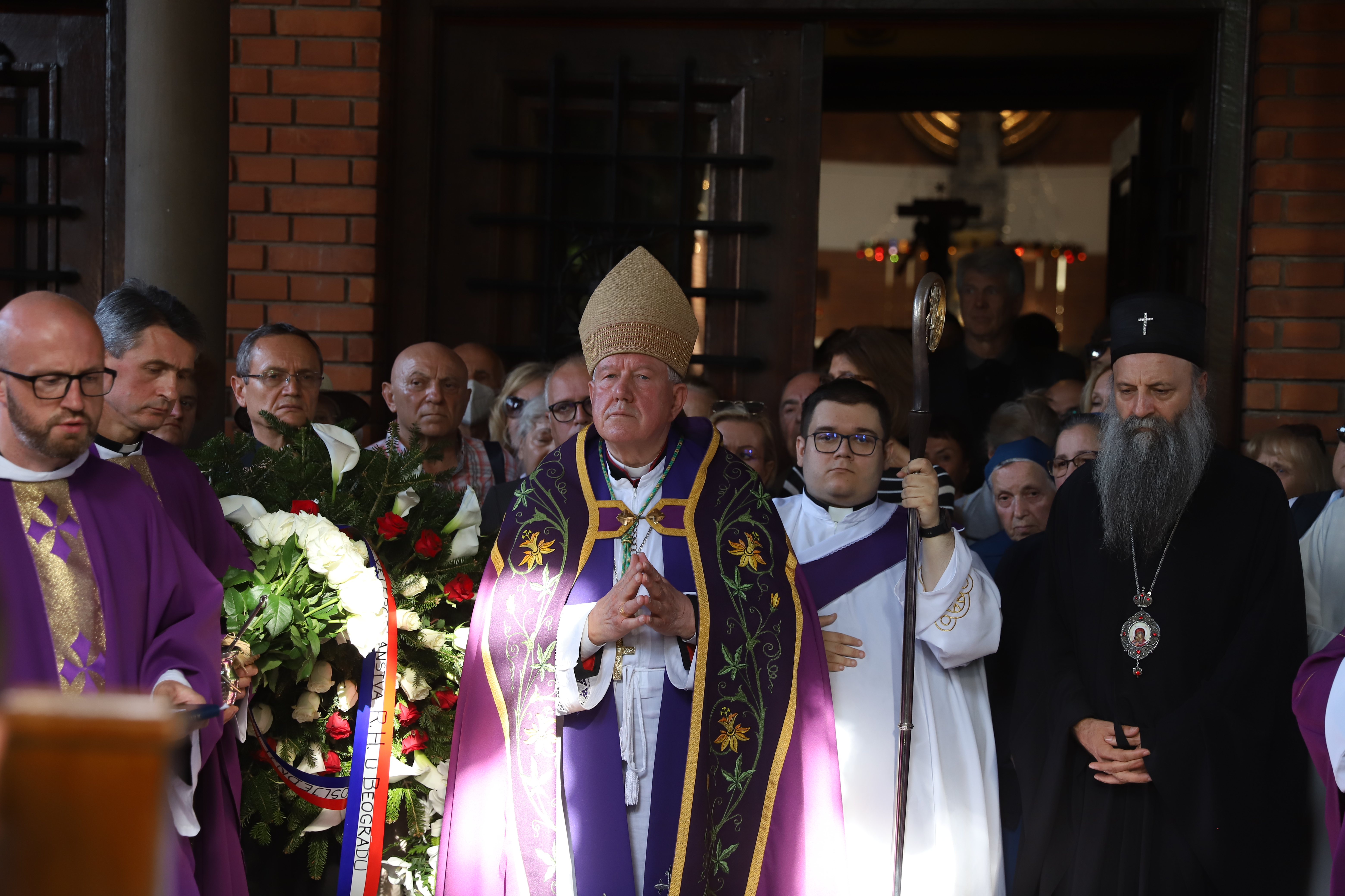 MALO KO JE U SUZAMA NA OVO OBRATIO PAŽNJU Mnogima promakao detalj na krstu Mateja Periša  (FOTO)