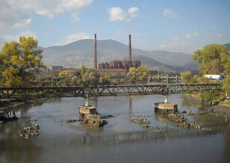 FILMSKE SCENE U ZENICI: Skočio sa mosta, život mu spasio pas