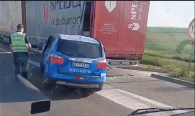 STRAVIČAN PRIZOR NA AUTO-PUTU: Automobil podletio pod kamion! (VIDEO)