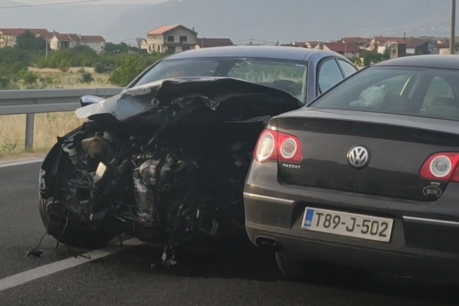 STRAVIČNA SAOBRAĆAJNA NESREĆA KOD MOSTARA Dva vozila uništena totalno (VIDEO)