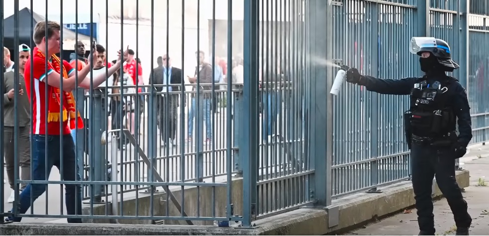HAOS PRIJE FINALA LIGE ŠAMPIONA Policija suzavcima išla na navijače (VIDEO)