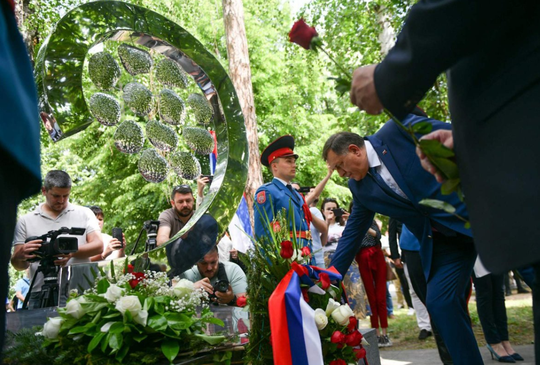 POLOŽENO CVIJEĆE NA SPOMEN-OBILJEŽJE „ŽIVOT“ 30 godina od stradanja 12 banjalučkih beba, zvjezdice će zauvijek živjeti u srcima majki