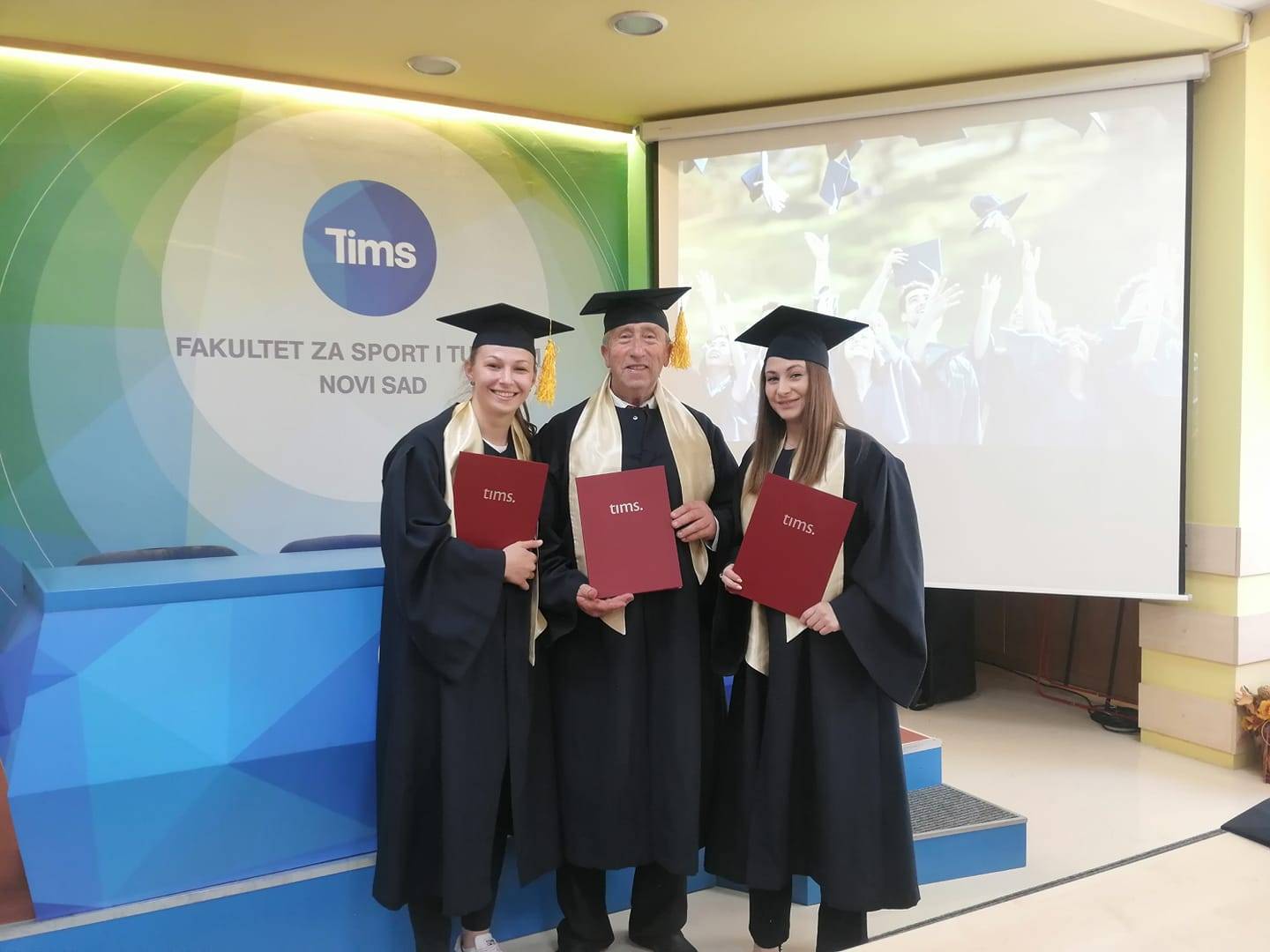 SUPERMEN IZ UŽICA I ZVIJEZDA ŠOUA "NIKAD NIJE KASNO" diplomirao u 74. godini: "Uspio sam da pomjerim granice"