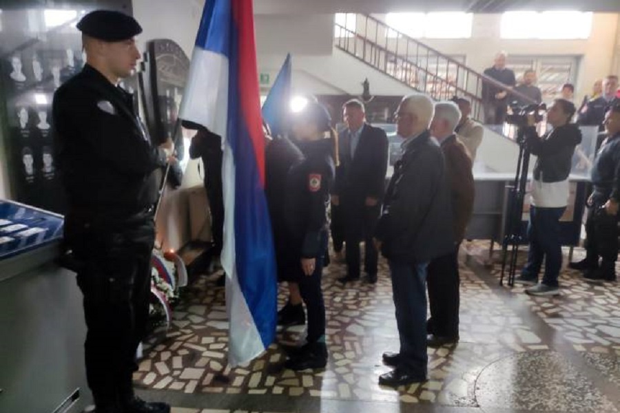 PRIJEDOR SLAVI DAN ODBRANE GRADA Vijenci položeni u policijskoj upravi grada