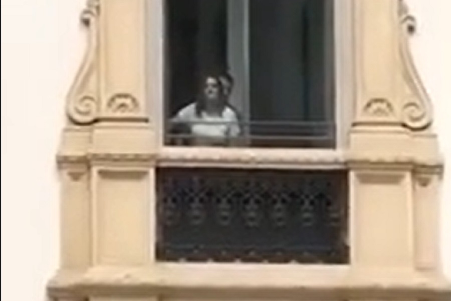 PROLAZNICI I KAMERE NISU OBUZDALI VRELU AKCIJU Par se "dohvatio s leđa" na sred trga i nije prekidao sa uživanjem (EKSPLICITAN VIDEO)