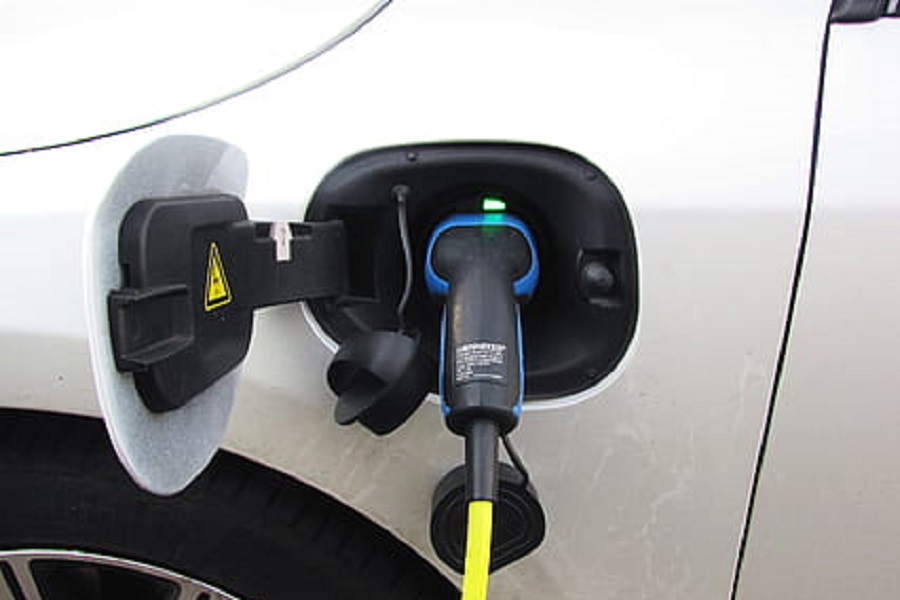DOK CIJENE NAFTE DIVLJAJU, narod se počeo interesovati za e-automobile!