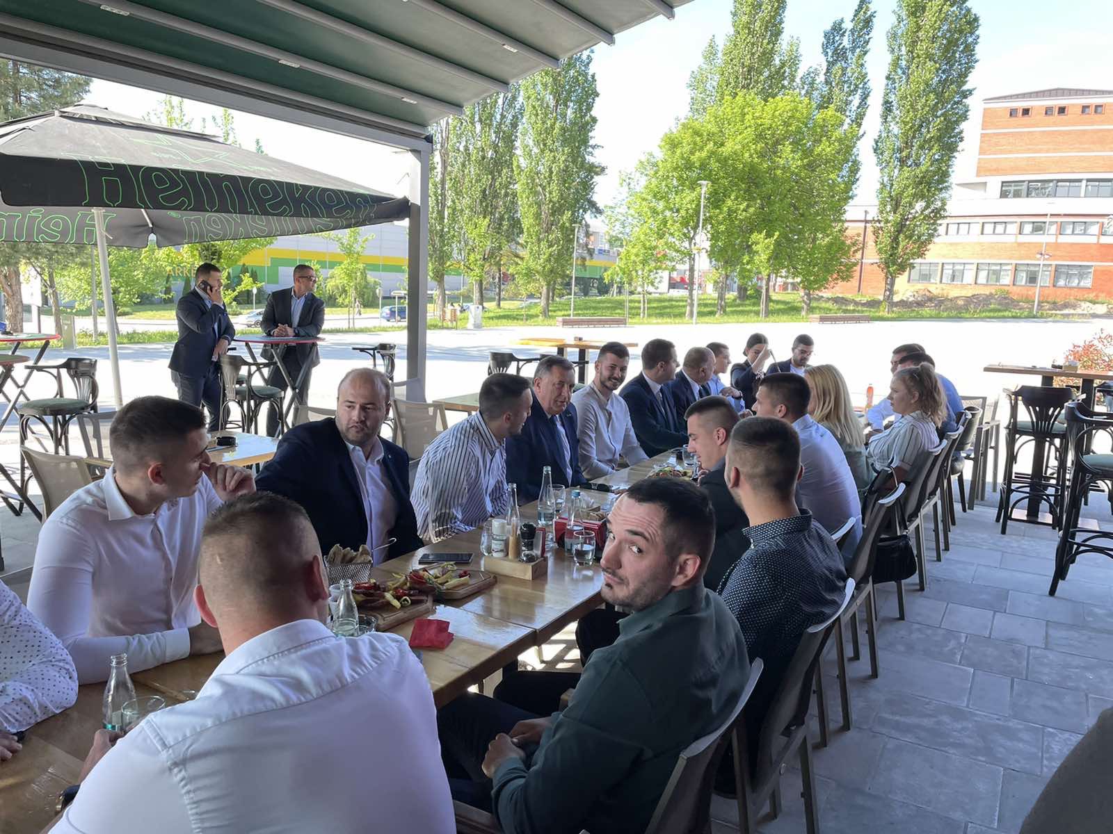 "UVIJEK JE LIJEPO U DRUŠTVU MLADIH" Dodik se u Istočnom Sarajevu družio sa studentima