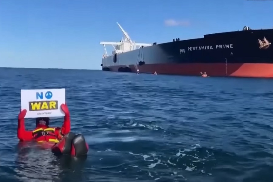 BRITANSKI AKTIVISTI BLOKIRALI RUSKI TANKER Policija pokušava osloboditi plovilo
