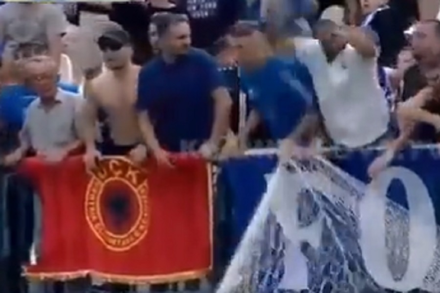 HAOS I NASILJE FUDBALSKOG MEČA NA KOSOVU Huligani mahali OVK zastavama i kidali mrežu sa gola (VIDEO)