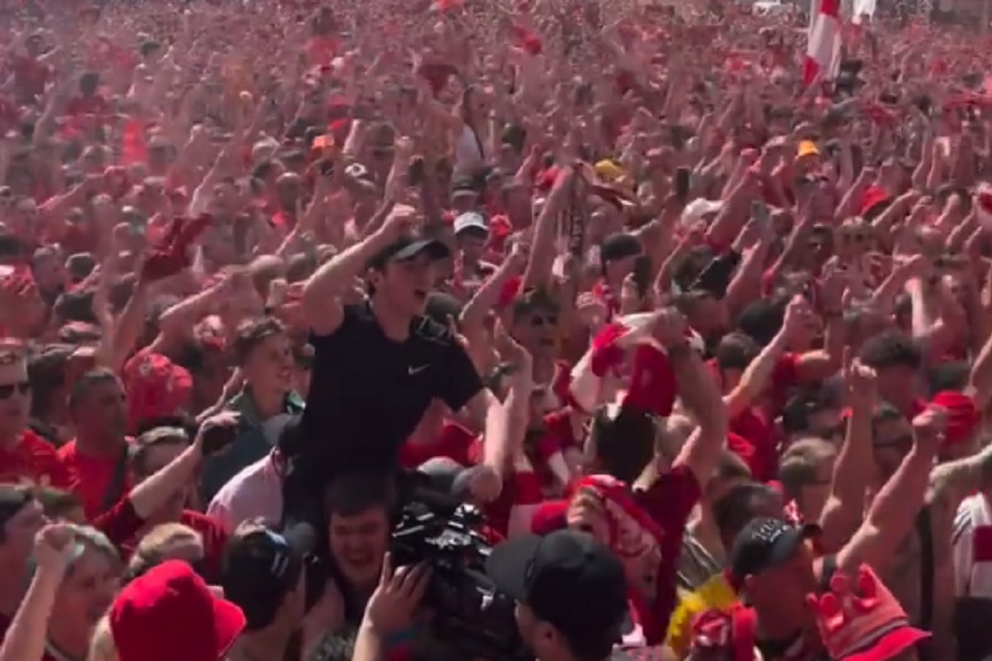 PARIZ OFARBAN U CRVENU BOJU Šou pred finale Lige šampiona dostigao vrhunac (VIDEO)