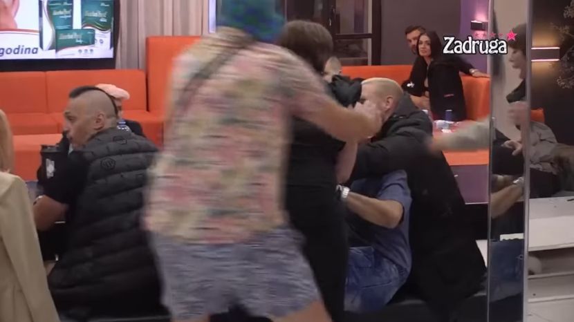 MILJANA PONOVO NASRNULA NA BIVŠEG DEČKA: Zadrugari je jedva odvojili od Bebice (VIDEO)