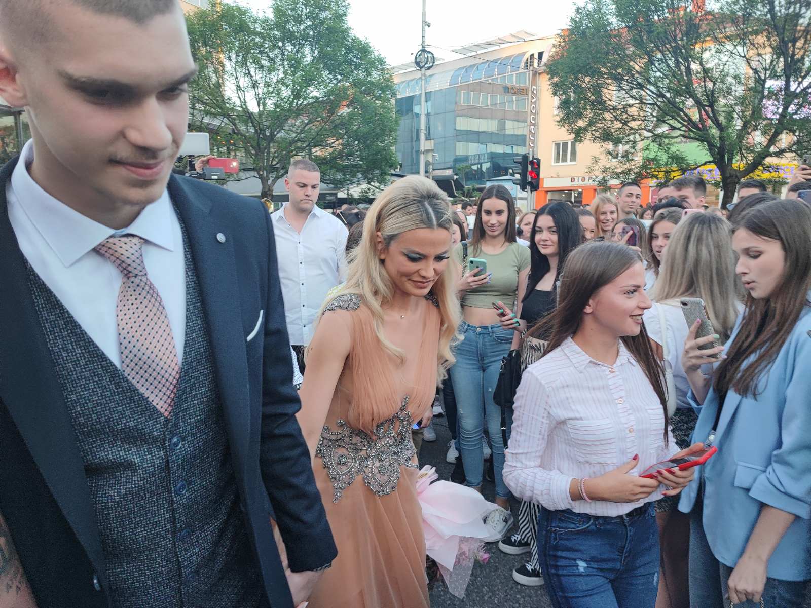 MILICA PAVLOVIĆ MEĐU BANJALUČKIM MATURANTIMA Srđan joj ne pušta ruku, njegova djevojka "prijeti" (FOTO/VIDEO)