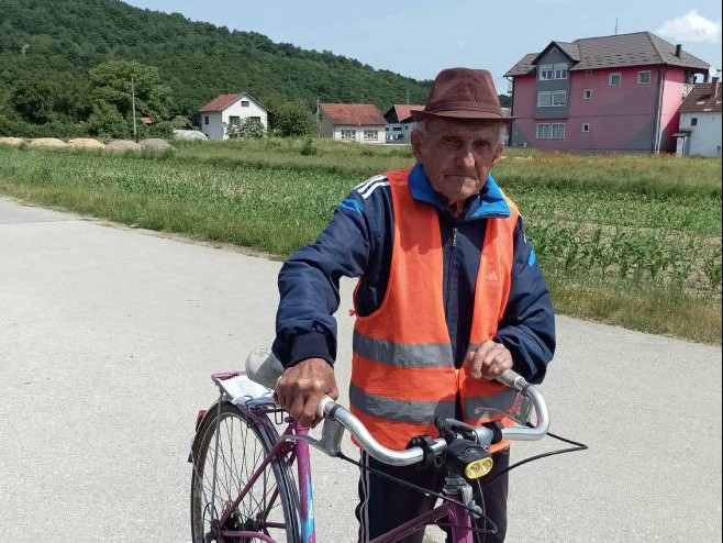 DEDA MIRKO (90) I DANAS VOZI BICIKL Tako se bori da ne padne u postelju i poručuje: "Kad mogu ja, mogu i mladi"
