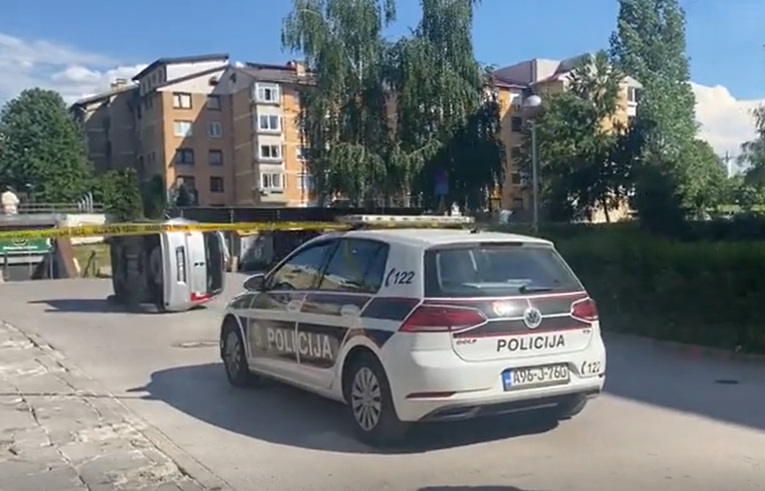 SAOBRAĆAJNA NESREĆA U SARAJEVU Očevici prevrnuli automobil da izvuku dijete ispod točkova