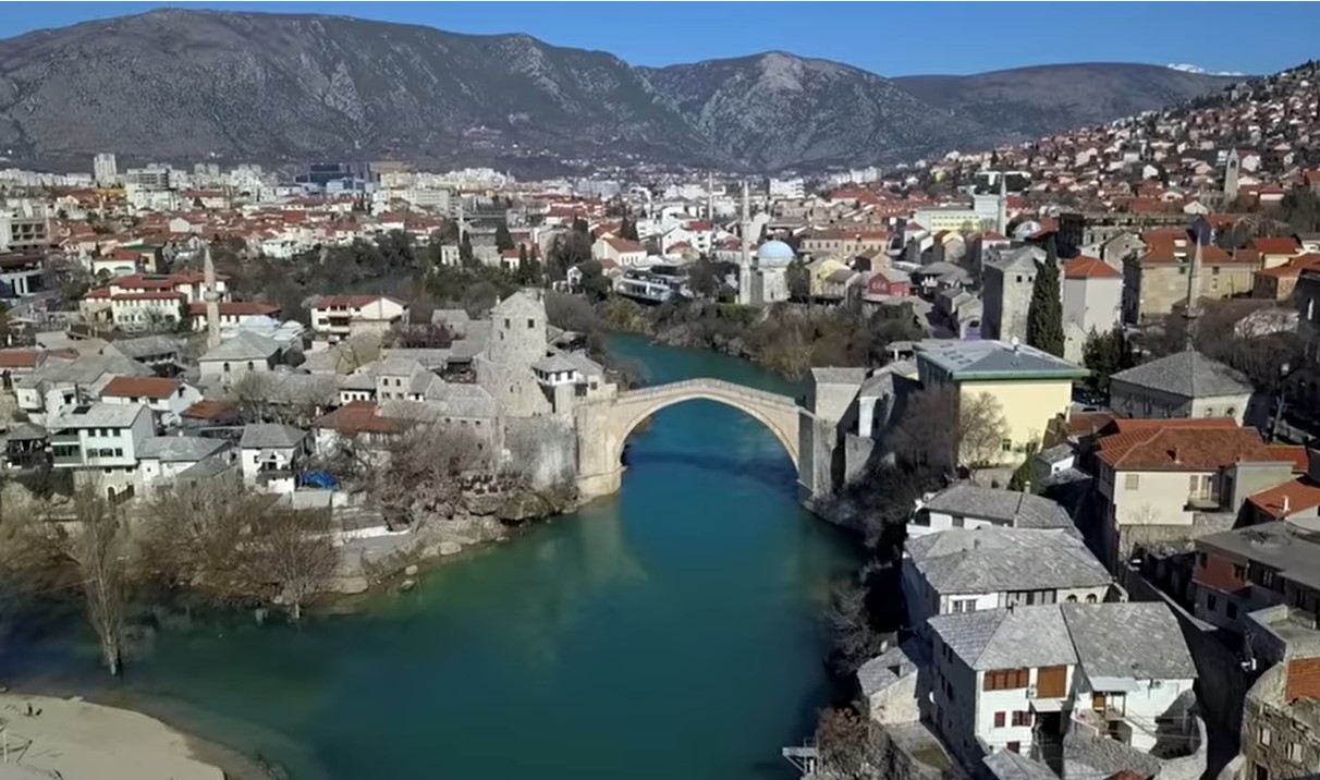 ŠOU U MOSTARU Točak automobila propao u šaht tek rekonstruisane ulice (FOTO)