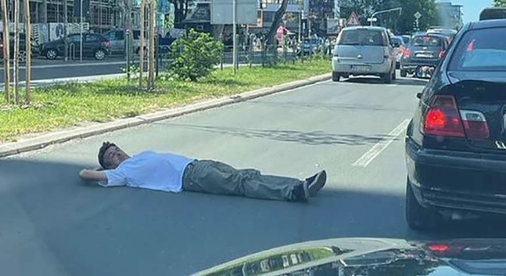 NESVAKIDAŠNJA SCENA Muškarac legao na sred Bulevara i blokirao saobraćaj (FOTO)