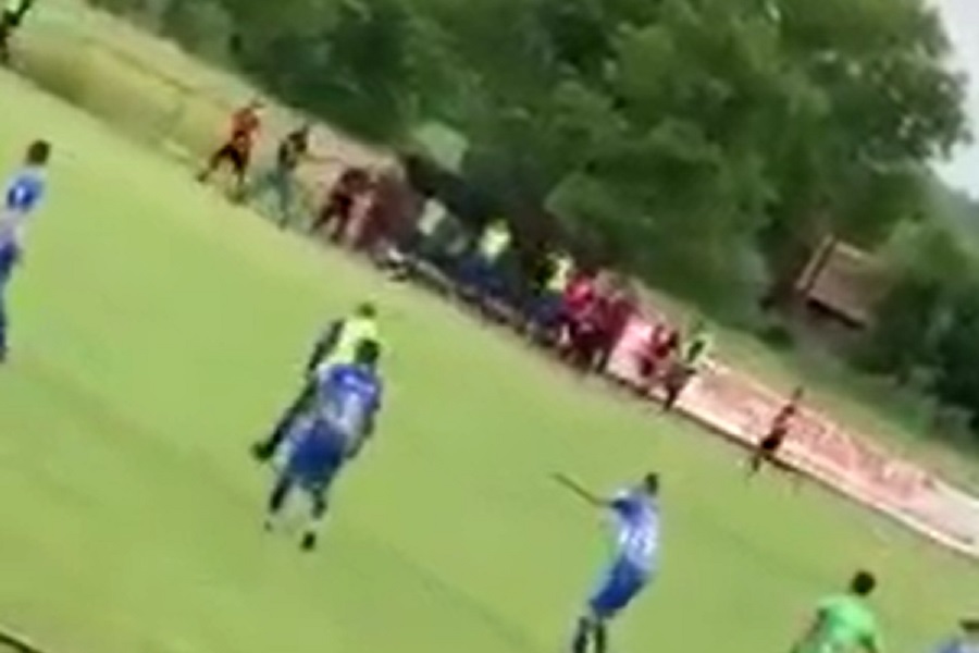 U MAOČI NAVIJAČI I IGRAČI TUKLI SUDIJE Policija sve posmatrala sa strane (VIDEO)