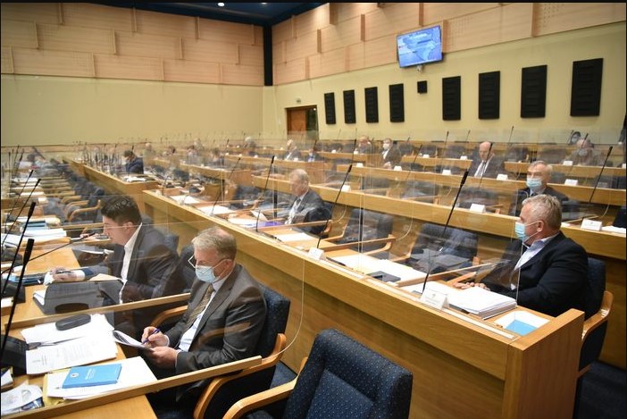 JOŠ JEDNA NELOGIČNOST U POLITIČKOM SISTEMU BiH? Stranke izgubile poslanike, a i dalje uzimaju novac