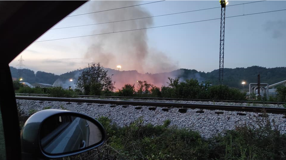 PLAMTI POŽAR U BLIZINI NATRONKE: Vatru gasi više vatrogasnih ekipa!