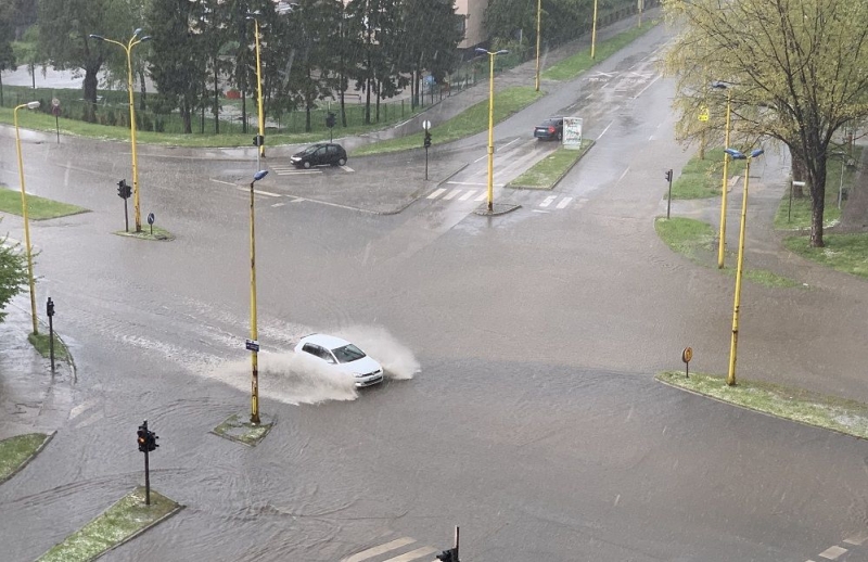 PLJUSAK TRAJAO 20 MINUTA! Nevrijeme zahvatilo Tuzlu
