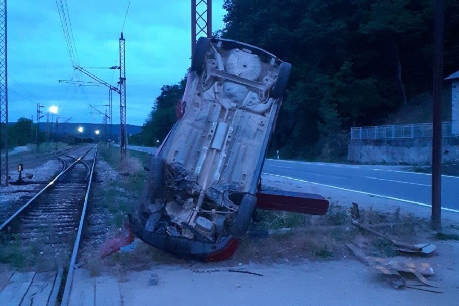 NESREĆA NA PRUŽNOM PRELAZU Automobil se prevrnuo na putu u Novom Gradu (FOTO)