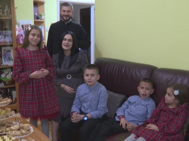 "GDJE NEMA DJEČIJEG PLAČA NEMA NI ŽIVOTA": U porodici sveštenika iz Doboja šestoro mališana