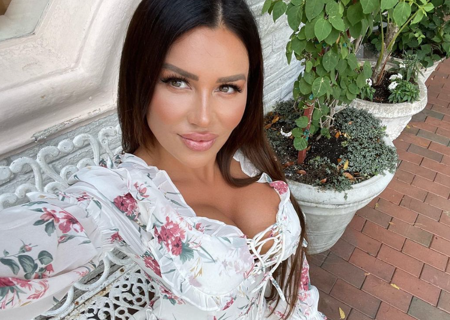 STANIJA ŠOKIRALA Gu*a joj sva izujedana, uslikala povredu u provokativnim tangama pa se požalila fanovima (FOTO)