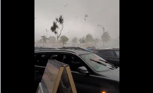 IZ NJEMAČKE STIŽU UŽASAVAJUĆI PRIZORI Tornado nosi krovove, čupa drveće... (VIDEO)