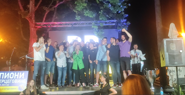 "UZEO SI TROFEJ MIKIĆU" Rukometaši Borca slave novu titulu (VIDEO)