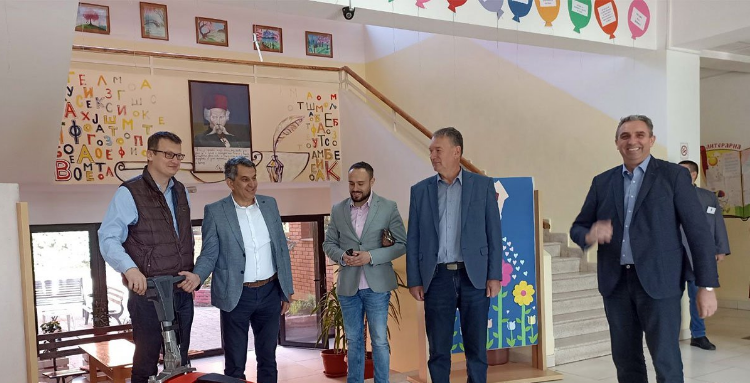 PRIMJER KOJI TREBA SLIJEDITI! Opština maturantima daje po 100 KM za haljine i odijela