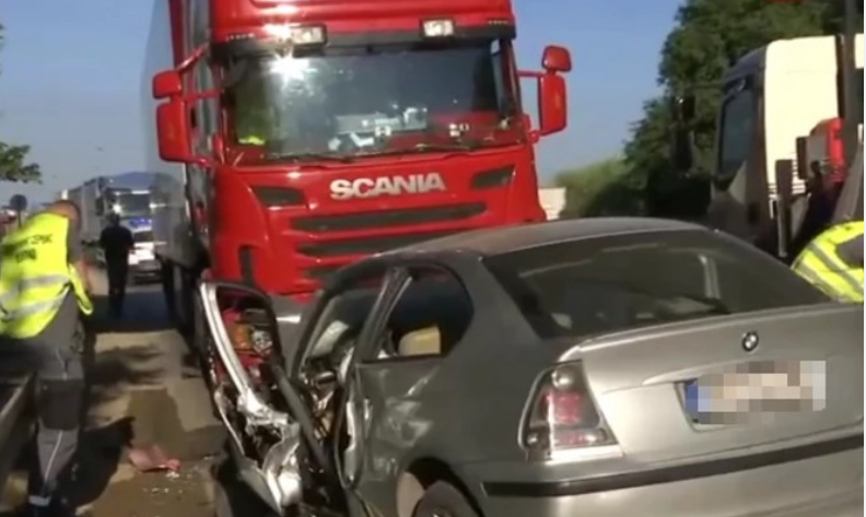 TEŽAK SUDAR! Žena autom prešla u drugu traku