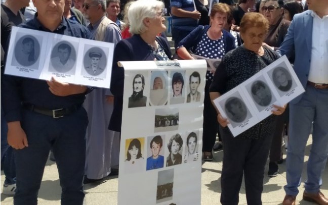 HILJADE LJUDI U "POVORCI SJEĆANJA" U BEOGRADU Učesnici nose fotografije svojih stradalih i crvene ruže koje će položiti na grob doktora Stankovića.