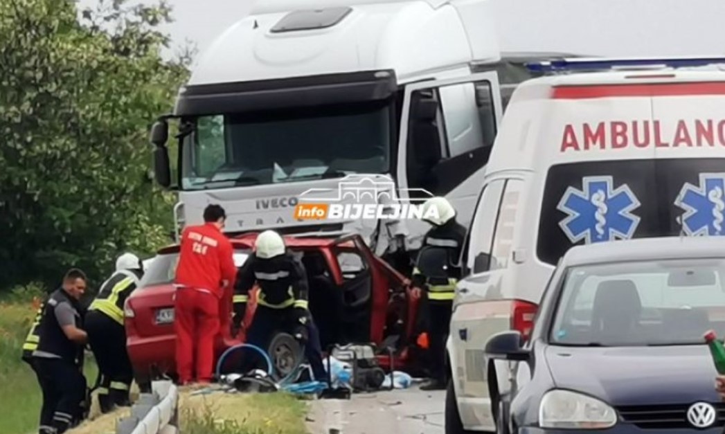 STRAVIČAN SUDAR DVA AUTA I KAMIONA: Strahuje se da ima poginulih