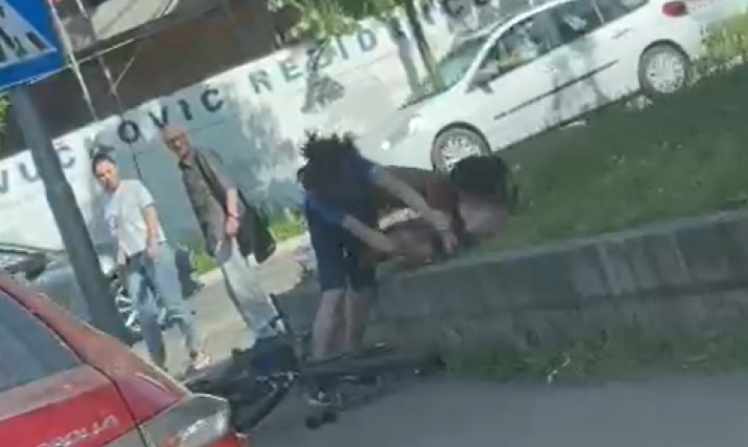 GOSPOĐE SE POTUKE NA RASKRSNICI: U jednom trenutku obje završile na zemlji (VIDEO)