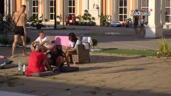 LETJELO PERJE NA IMANJU! Nakon svađe uslijedilo šamaranje (VIDEO)